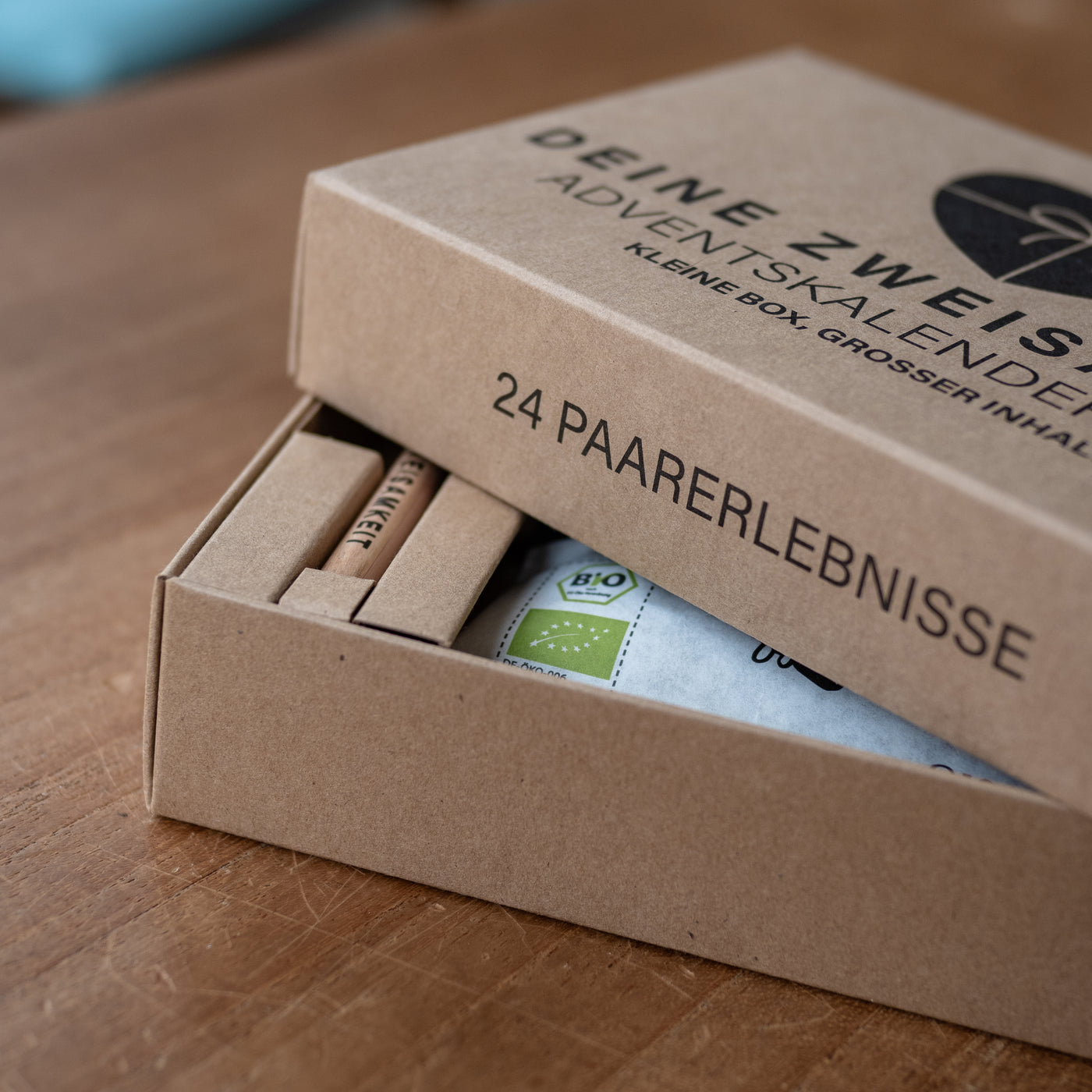 Leicht aufgeklappte Box mit 24 Paarerlebnissen